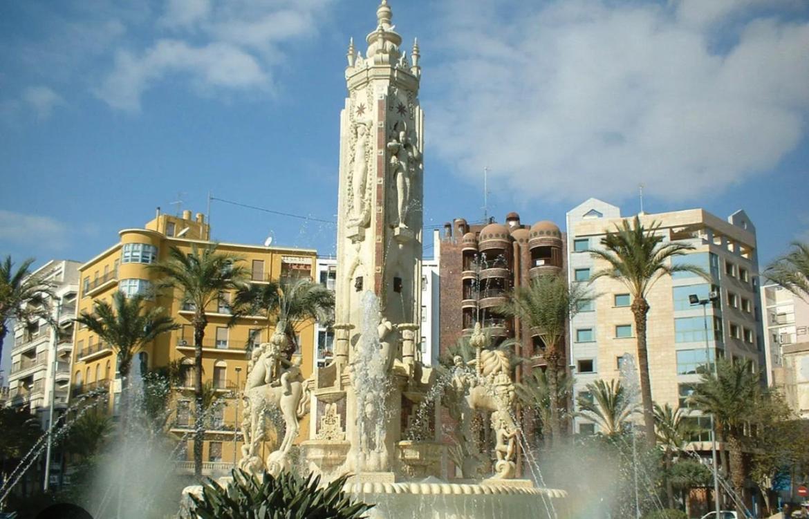 Centrally-Located, Spacious Flat At Historic Centre & Short Walk To Beach Alicante Esterno foto