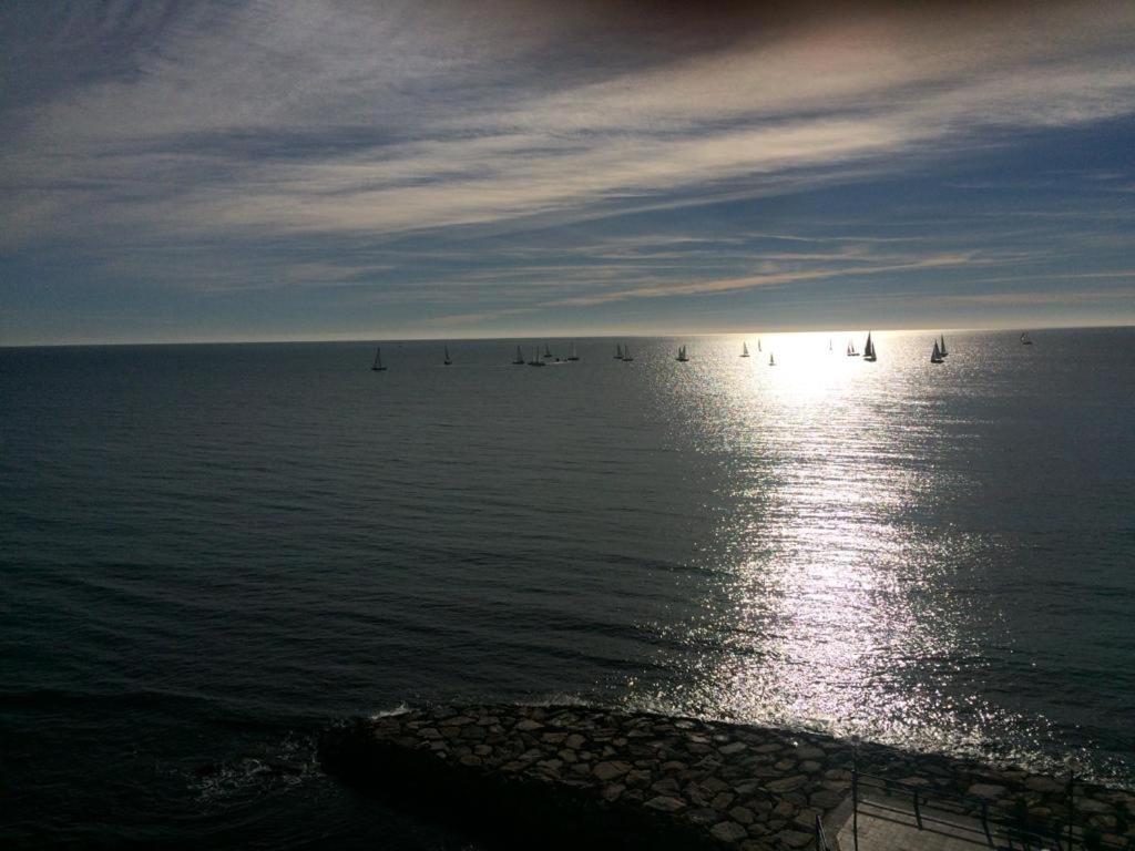 Centrally-Located, Spacious Flat At Historic Centre & Short Walk To Beach Alicante Esterno foto