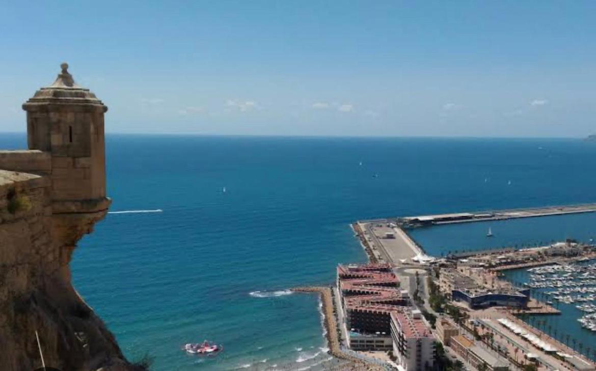 Centrally-Located, Spacious Flat At Historic Centre & Short Walk To Beach Alicante Esterno foto