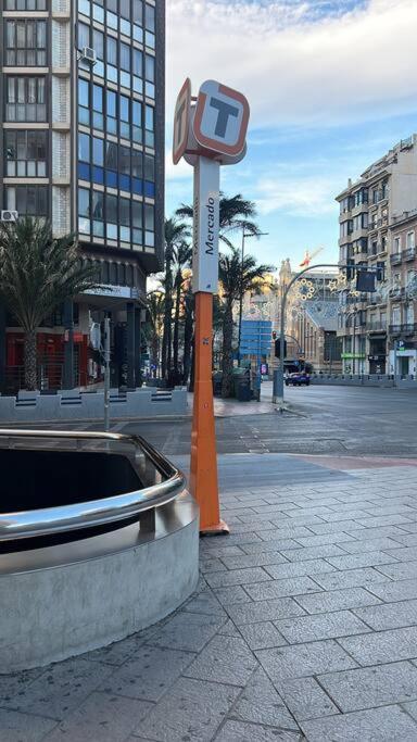 Centrally-Located, Spacious Flat At Historic Centre & Short Walk To Beach Alicante Esterno foto