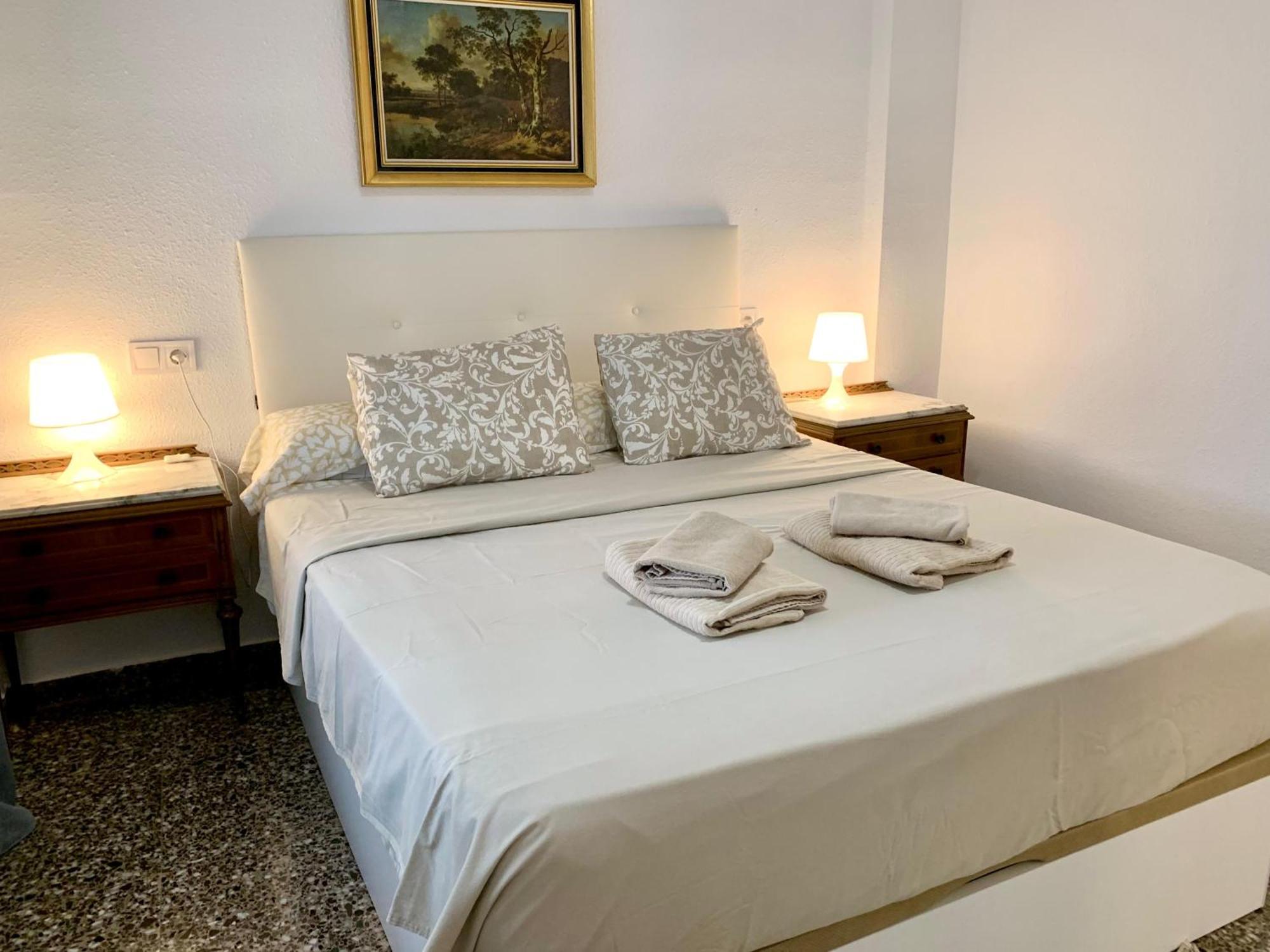 Centrally-Located, Spacious Flat At Historic Centre & Short Walk To Beach Alicante Esterno foto