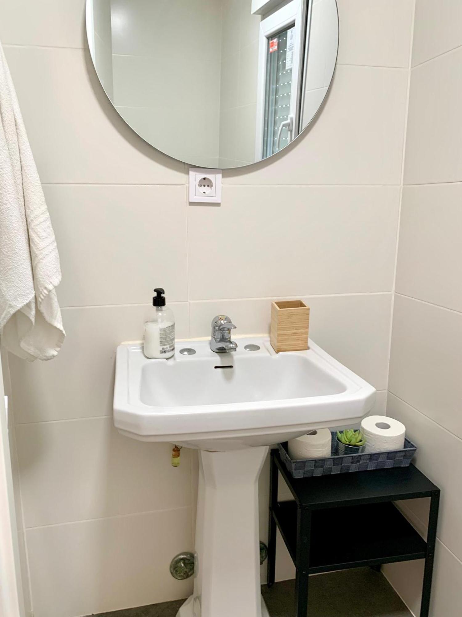 Centrally-Located, Spacious Flat At Historic Centre & Short Walk To Beach Alicante Esterno foto
