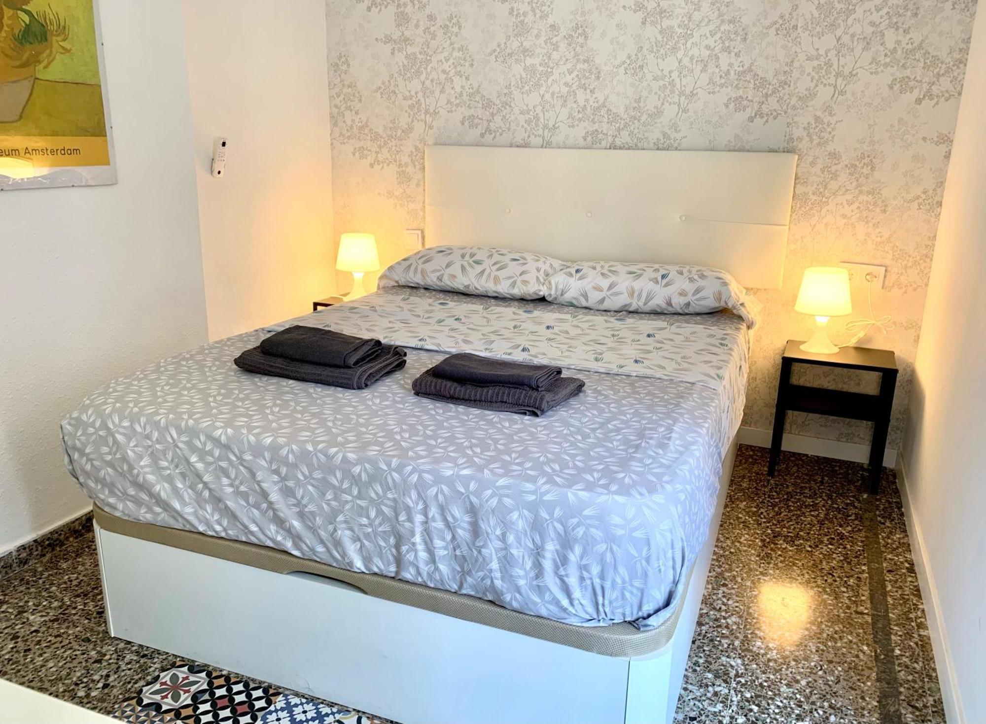 Centrally-Located, Spacious Flat At Historic Centre & Short Walk To Beach Alicante Esterno foto