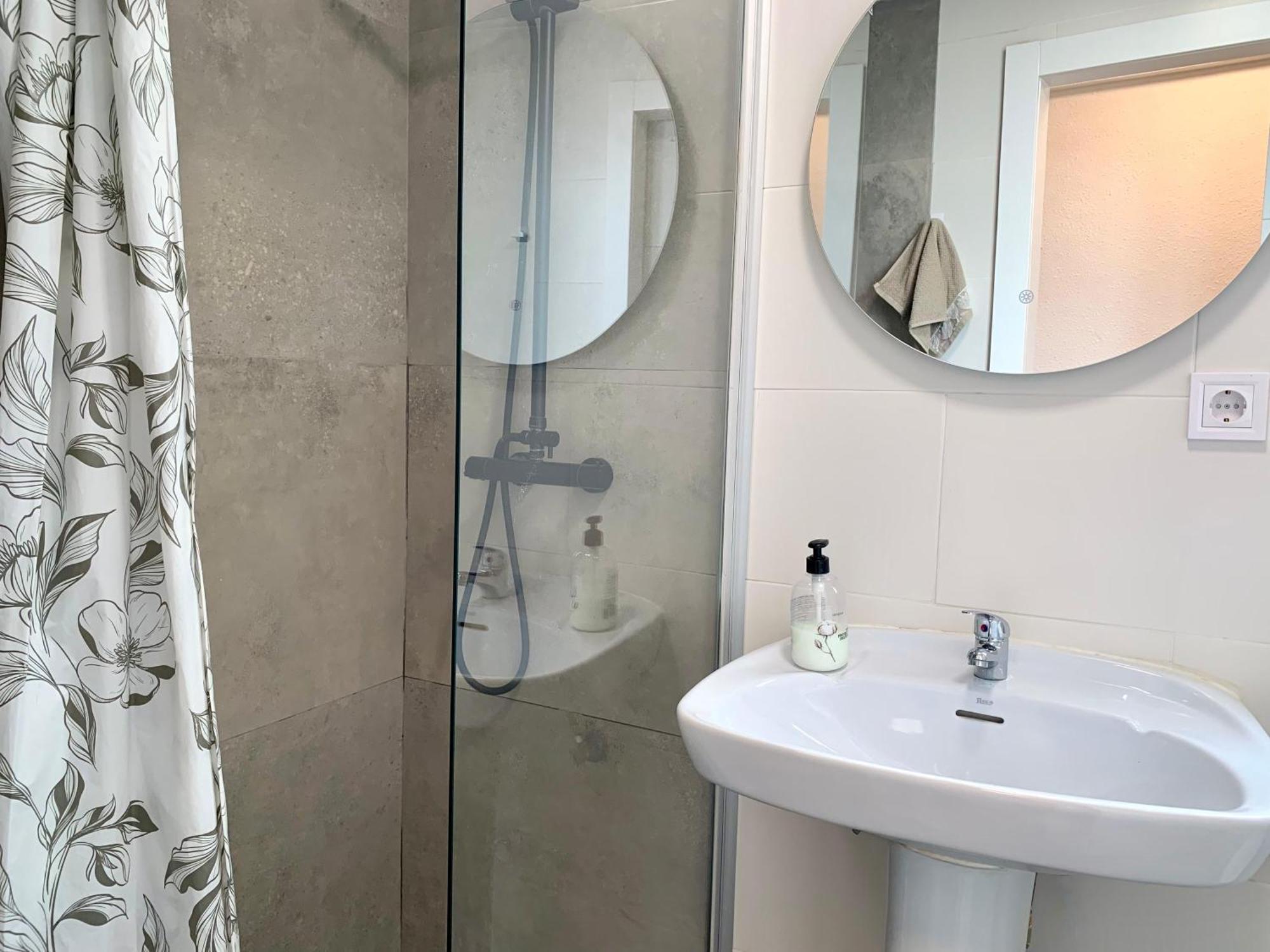 Centrally-Located, Spacious Flat At Historic Centre & Short Walk To Beach Alicante Esterno foto